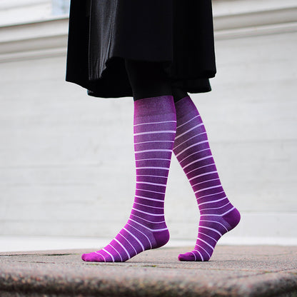 Lilarandiga stödstrumpor i bambu