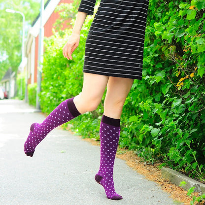 Lila stödstrumpor med ljusa prickar i bambu
