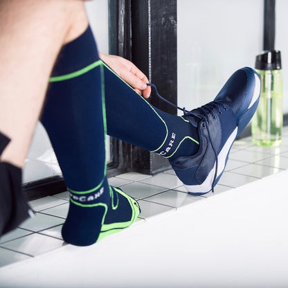 Mörkblå sportstrumpor med kompression