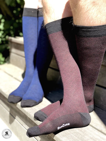 Stiliga stödstrumpor med rött diskret mönster, bambu