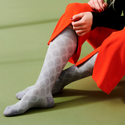 Grå stödstrumpor med lövmönster, bambu