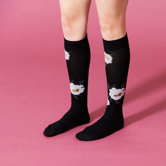 Svarta stödstrumpor med vita rosor