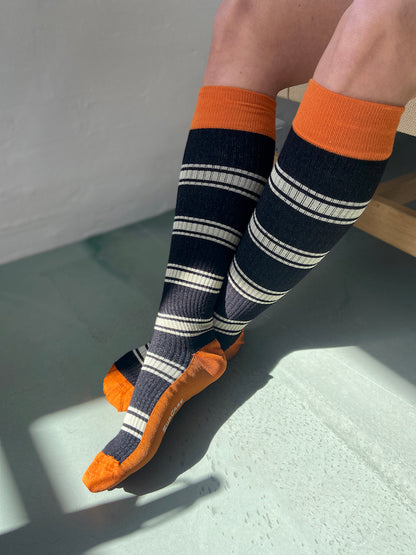 Randiga stödstrumpor i bambu, svart/orange
