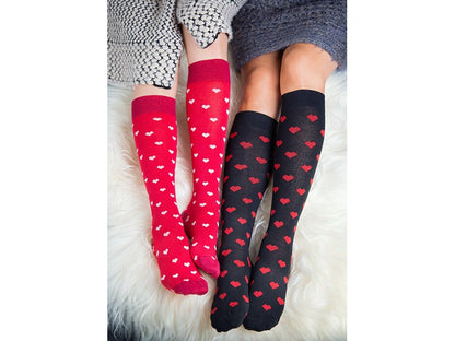 Röda stödstrumpor med hjärtan