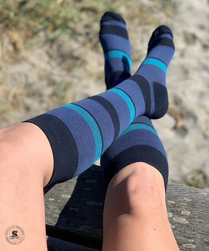 Randiga stödstrumpor i blått och turkost