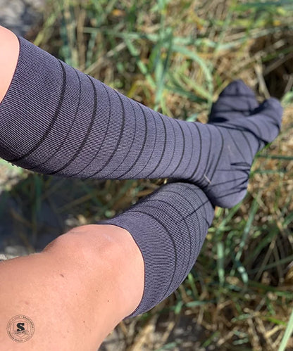 Mörkgrå stödstrumpor med diskreta ränder, bambu