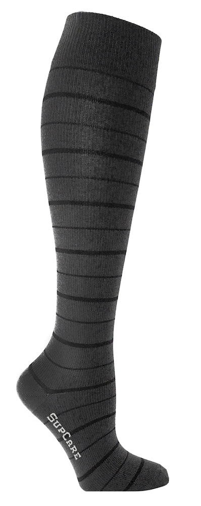 Mörkgrå stödstrumpor med diskreta ränder, bambu