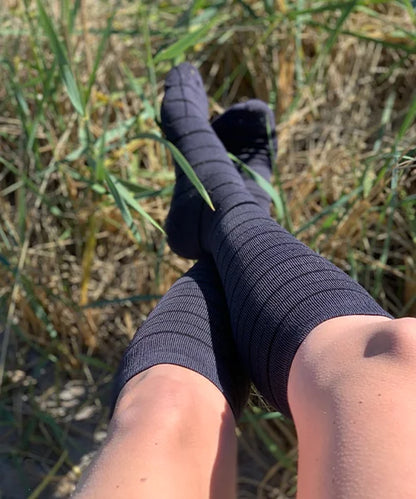 Mörkgrå stödstrumpor med diskreta ränder, bambu