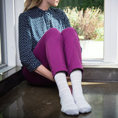 Ljusgrå stödstrumpor med diskreta ränder, bambu